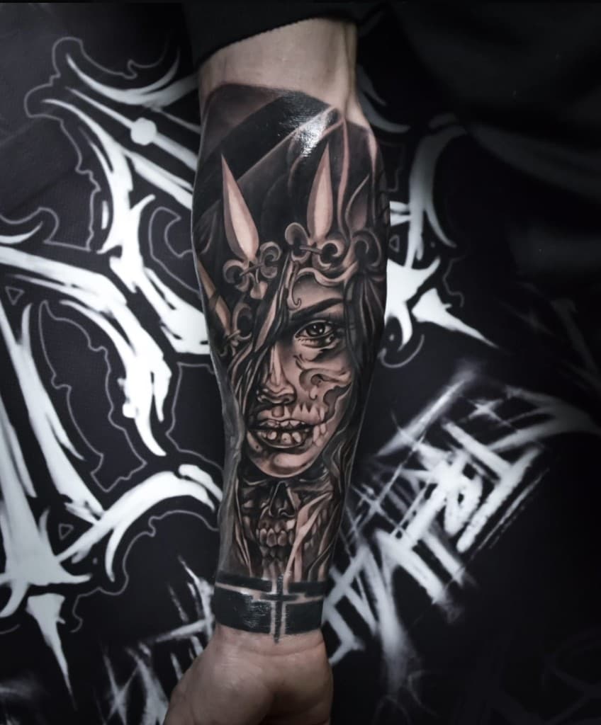 Black & grey тату на предплечье: портрет, череп и орнамент — работа Ink Masters