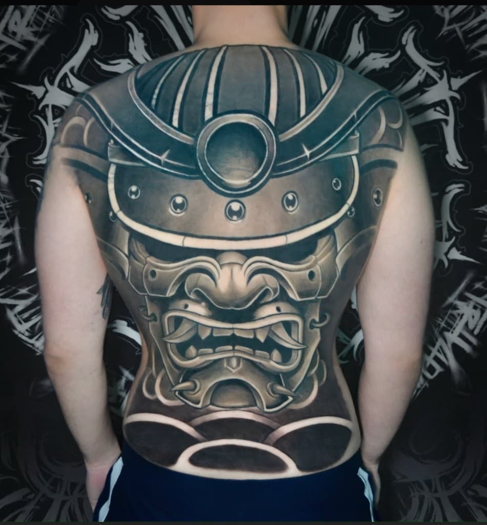 Black & grey тату на спине: самурайская маска и шлем. Работа студии Ink Masters.