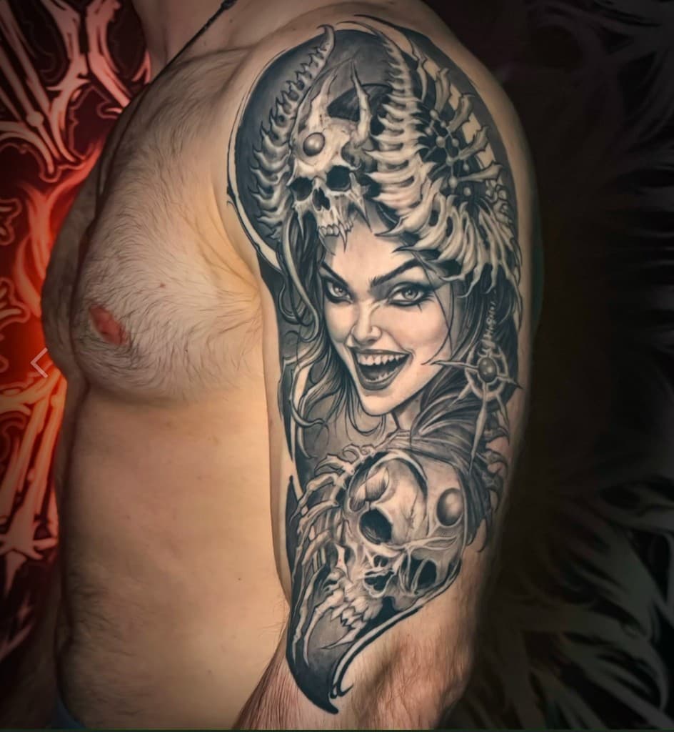 Black & grey тату на плече: портрет в тёмной манере. Работа студии Ink Masters.