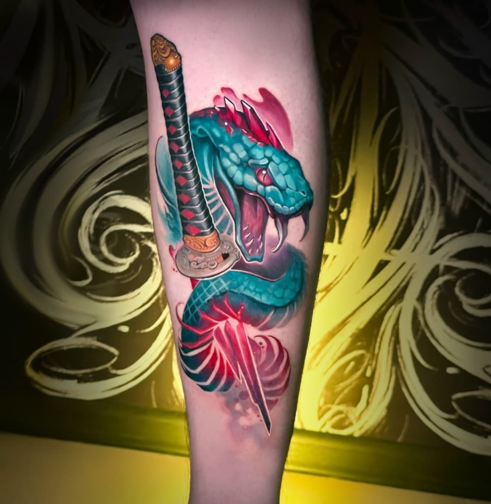 Цветная тату на голени: змея и катана. Работа студии Ink Masters.