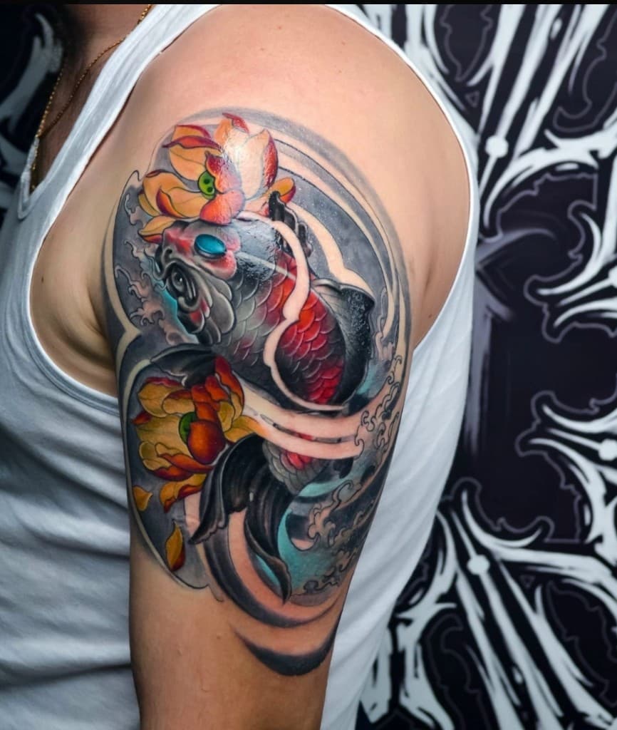 Японская цветная тату на плече: карп кои, цветы и волны. Работа студии Ink Masters.