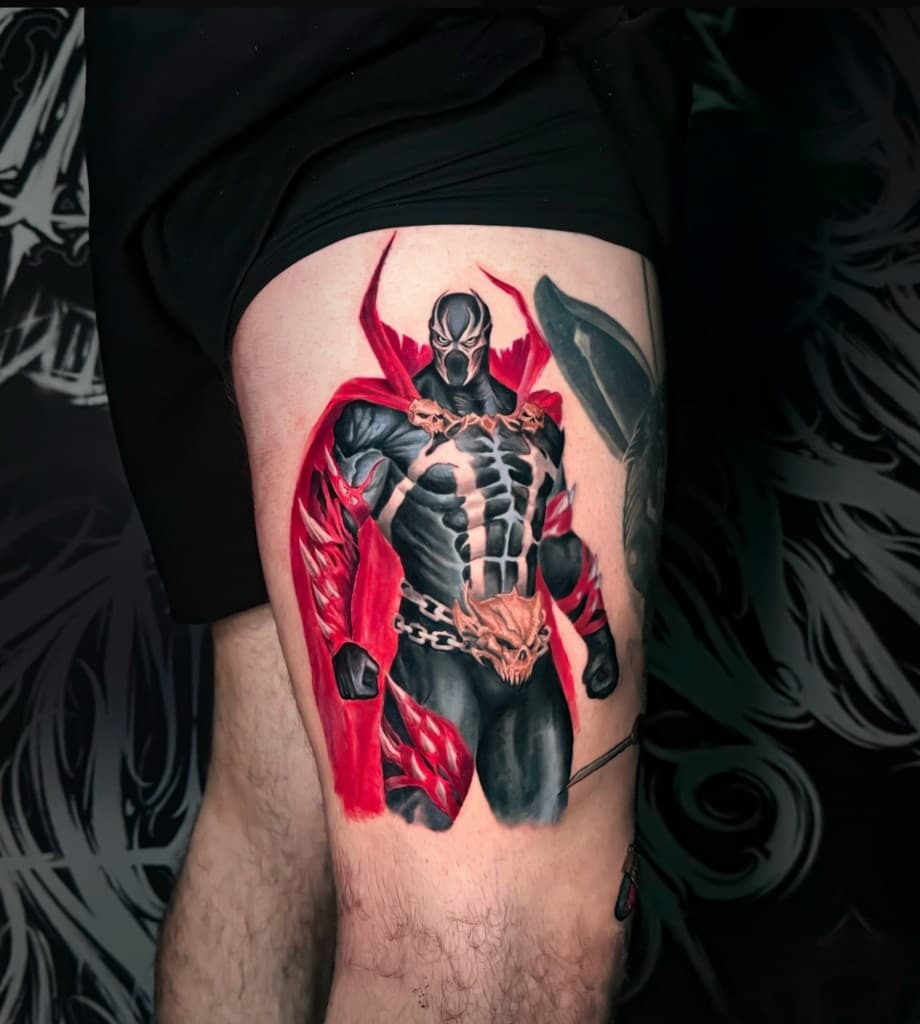Цветной реализм на бедре: персонаж Spawn, красный плащ. Работа студии Ink Masters.